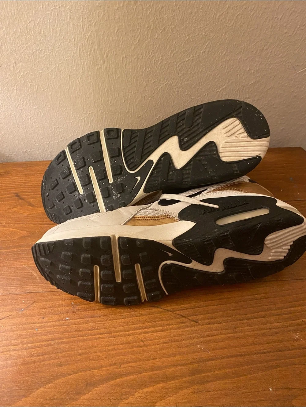 Women’s Nike Air Max Sneakers Blk/Wht/Gld SZ9.5
